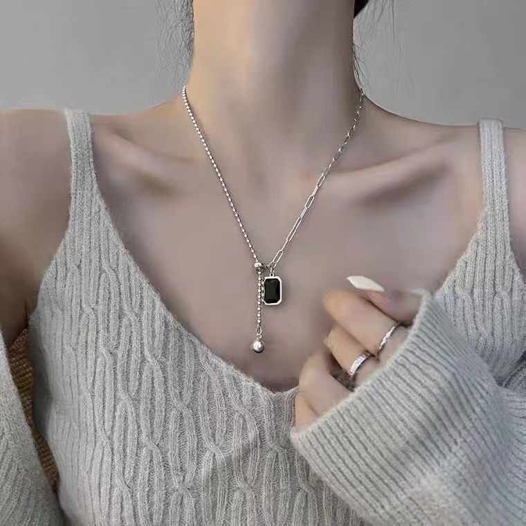 Kalung Rantai Liontin Persegi Hias Kristal Zircon Imitasi Bahan Alloy Warna Hitam Untuk Wanita