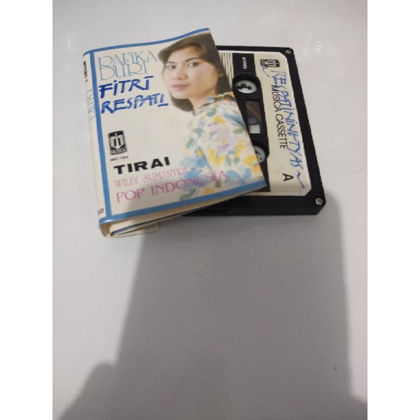 kaset pita rafika duri / tirai