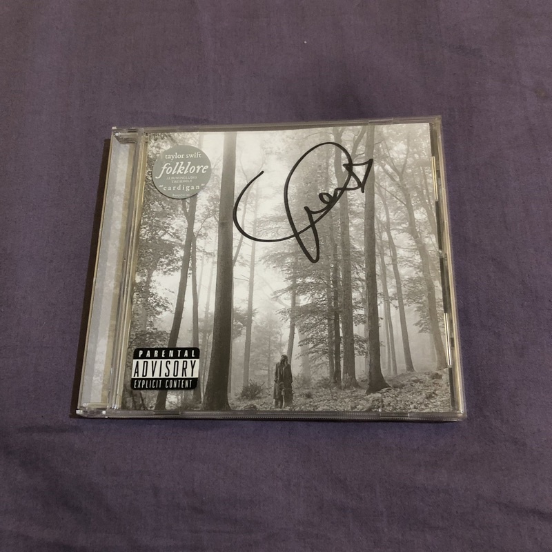 TAYLOR SWIFT SIGNED - FOLKLORE ALBUM CD
