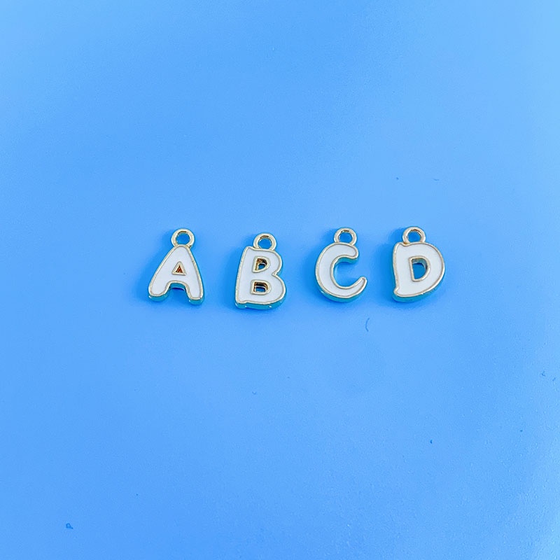 1pc Liontin Manik-Manik Huruf Alfabet Bahan Alloy Warna Putih Ukuran 12x7mm