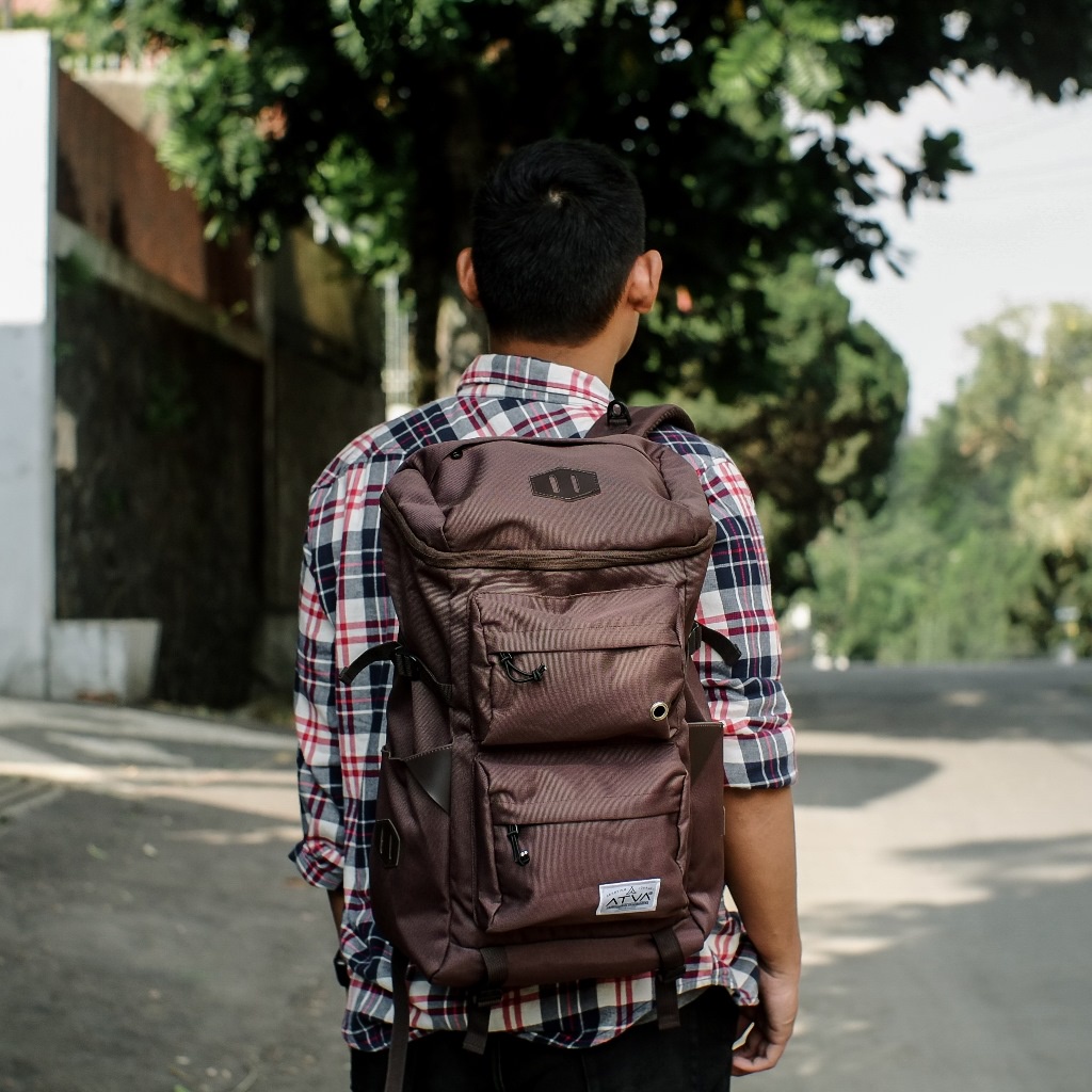 SOLANO BROWN ORIGINAL x ATVA Tas Ransel Casual Coklat Pria Daily Backpack Kuliah Kampus Kerja Kantor Sekolah SMA SMK Remaja Dewasa Tas Punggung Laptop Ukuran Besar 14 Inch Bagpack Distro Premium Outdoor Travel Traveling Bag Keren Terbaru Kekinian Branded