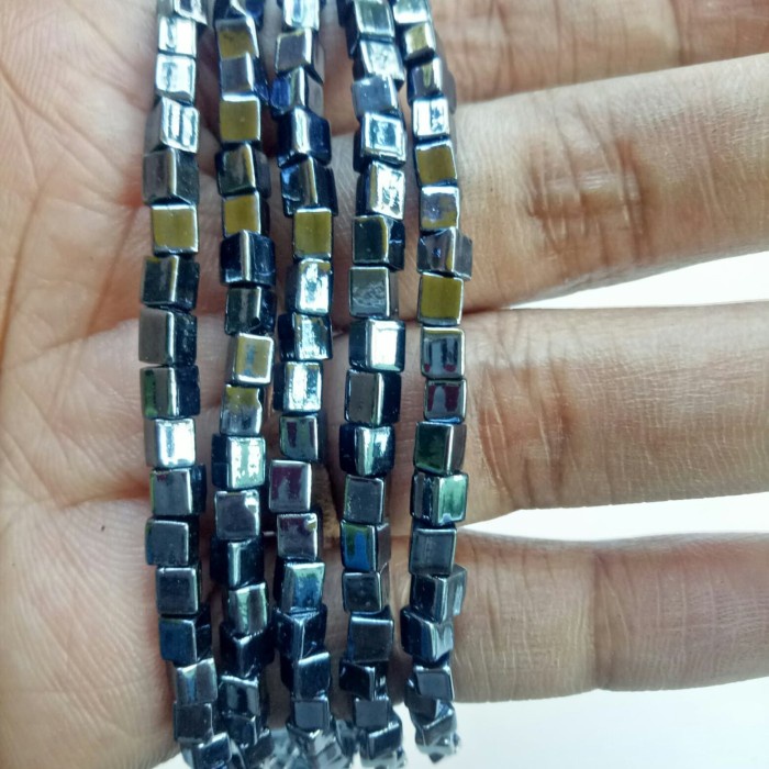 Manik-manik monte renteng bentuk persegi 4mm hitam metalic isi 65