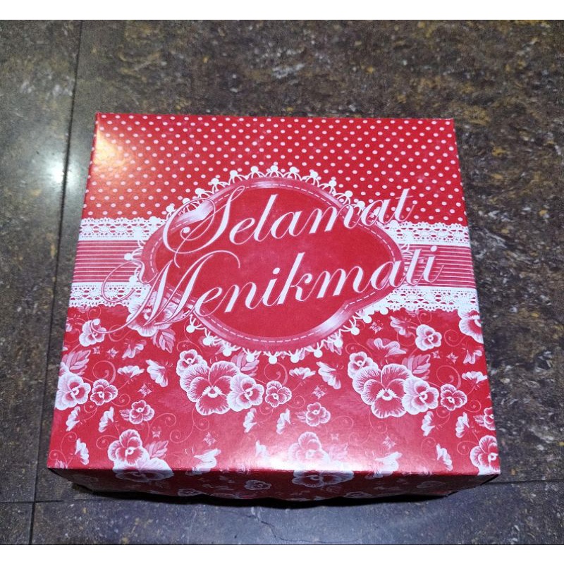 

Dus Nasi / Dus kue / Kotak Nasi / Kotak Kue / Hampers R8 18 x 18 x 7 cm 310 gsm. Minimum Pembelian 10 lbr