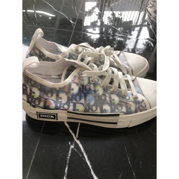 Sepatu Dior motif tulisan Dior (second)