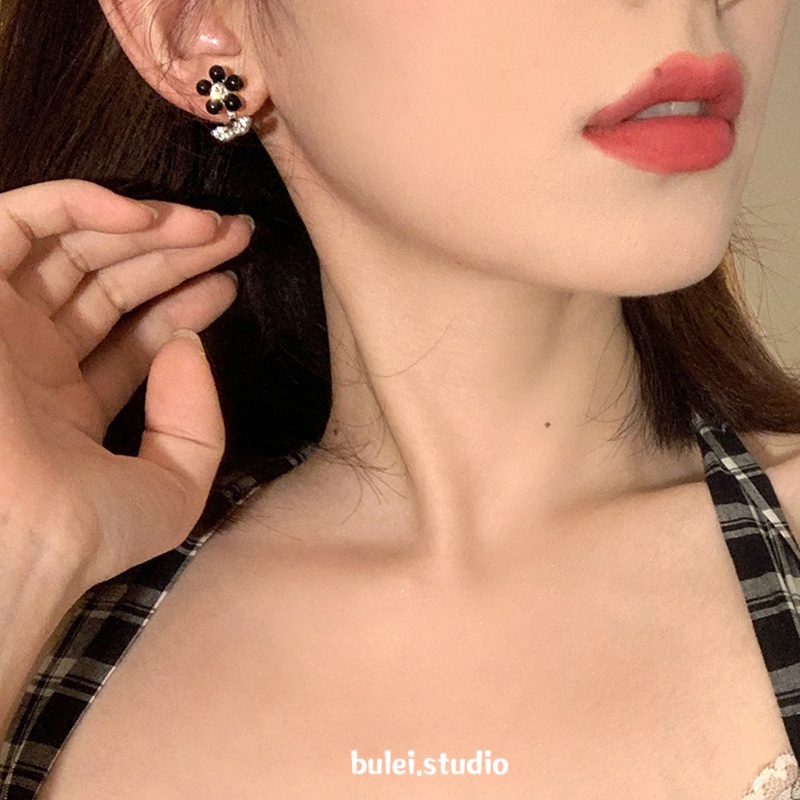 Anting Stud Desain Bunga Kecil Warna Hitam Gaya Retro Untuk Wanita