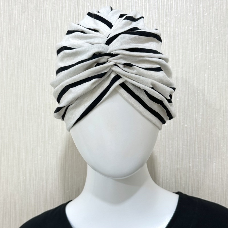 Turban Hijab Instan Instant Fashion Wanita QQinian Warna Putih Motif Garis Lurik Garis Hitam Grosir