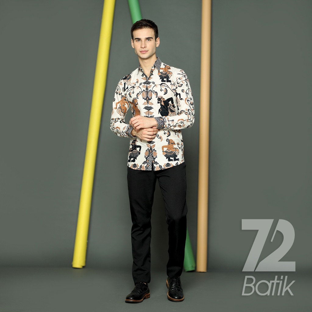 KEMEJA BATIK PRIA Lengan Panjang Slimfit Premium Motif Wayang Warna Putih Tulang 723131 Cap 72 - Baju Kemeja Atasan Pakaian Setelan Batik Pria Cowok Laki Laki Remaja Keluarga Kantor Lengan Panjang Modern Slimfit Slim Fit Premium Kekinian