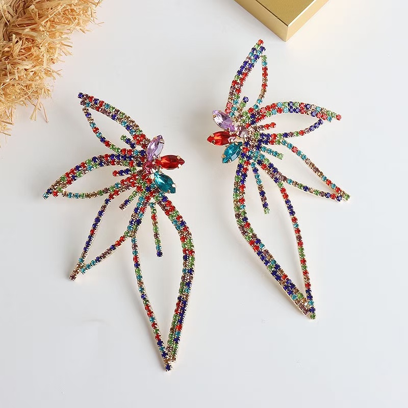 Anting Tusuk Desain Daun Hias Berlian Imitasi Gaya Eropa / Amerika / Unik / Elegan Untuk Wanita