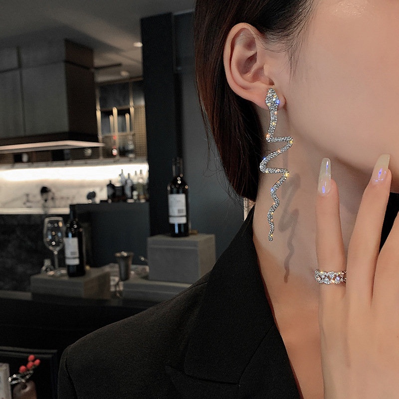 Anting Panjang Desain Ular Aksen Berlian Gaya Eropa Amerika
