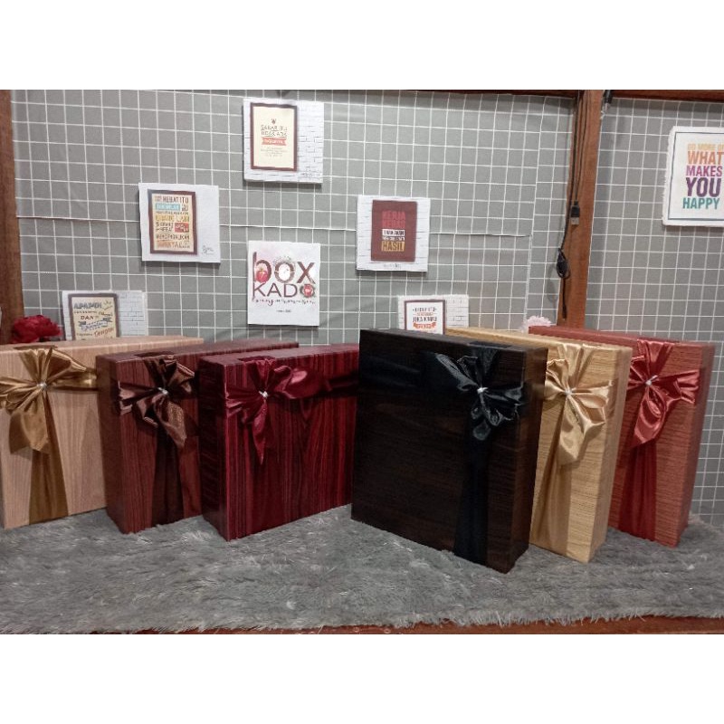 

Box Kado motif kayu 26cm x 23 cm Tinggi 8