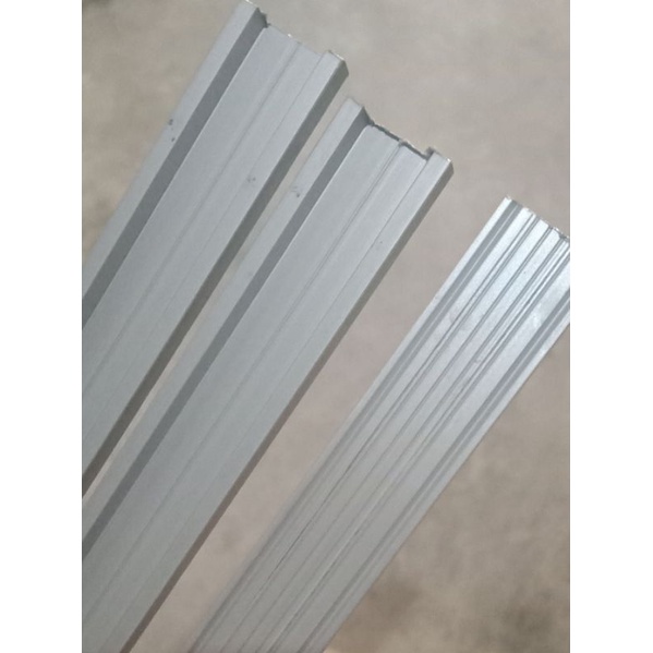 Rel bawah etalase 1,6 cm