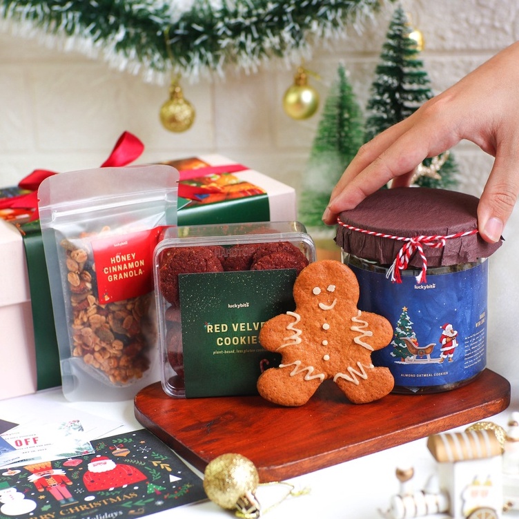 Hampers Natal / Christmas Hampers - Semi Hardbox - Red Velvet Cookies + Oatmeal Cookies + Ginger Bread Cookie + Granola + FREE KARTU + PITA + LONCENG + VOUCHER + BUBBLE WRAP | LUCKYBITE