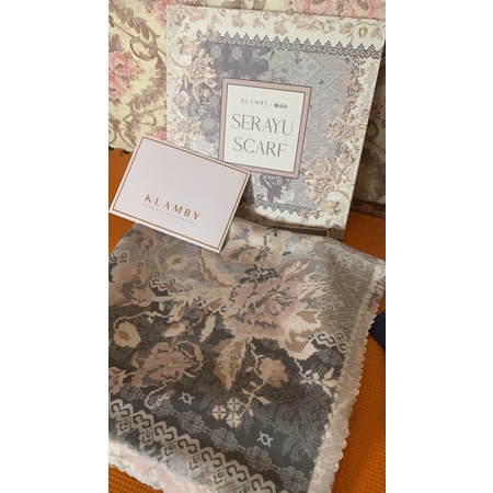 Preloved Serayu Scarf Wearing klamby