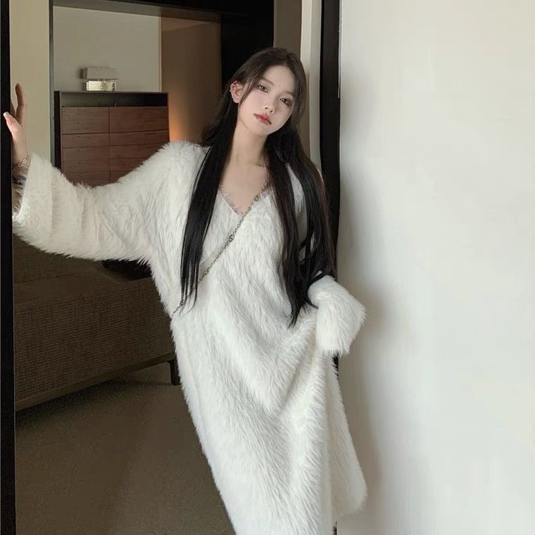 Malas angin lembut putih V-neck over-the-knee sweater dress wanita musim gugur dan musim dingin baru 2022 cerpelai bulu bulu gaun panjang wanita