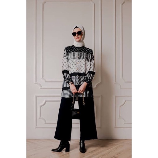 Preloved Rumaisha Tunic Vivi Zubedi black-white