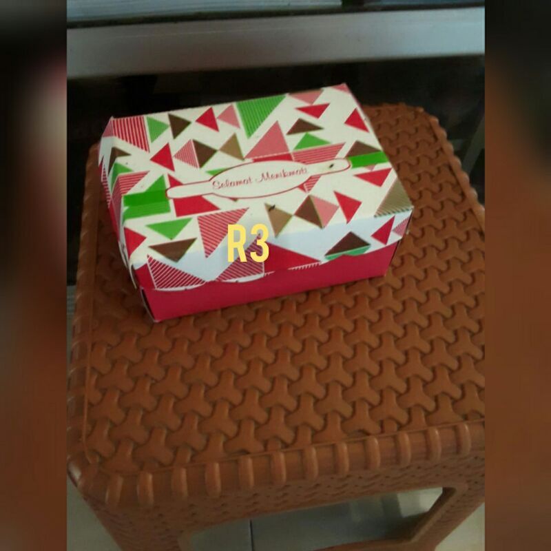 

kotak/dus kue motif/warna (R3)15x11x7cm muat 3/4 kue harga@ pack isi 100