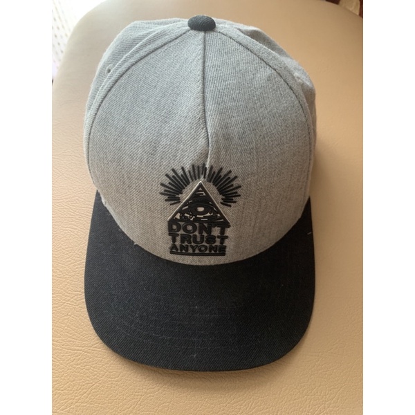 topi sekon merek Premier “Iluminati”