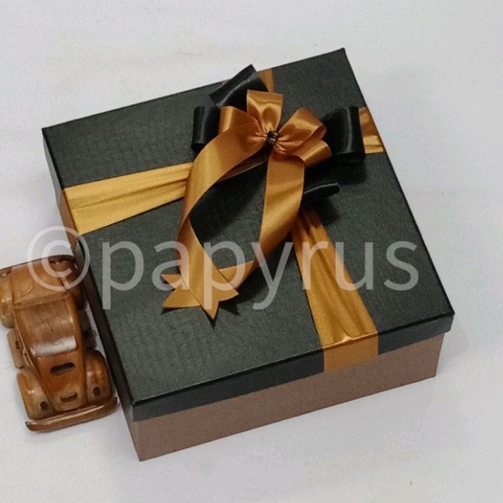 

PAPYRUS Kombinasi 22,5x22,5 Tinggi 10cm Kotak Kado Gift Box