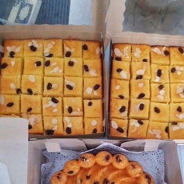 

Cake tape keju almond kismis dapat 2 box (50 potong)
