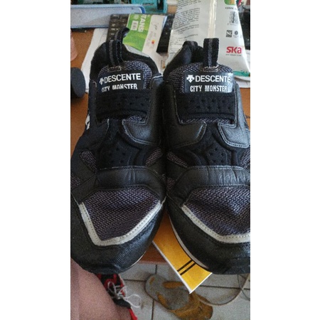 Sepatu second Descente