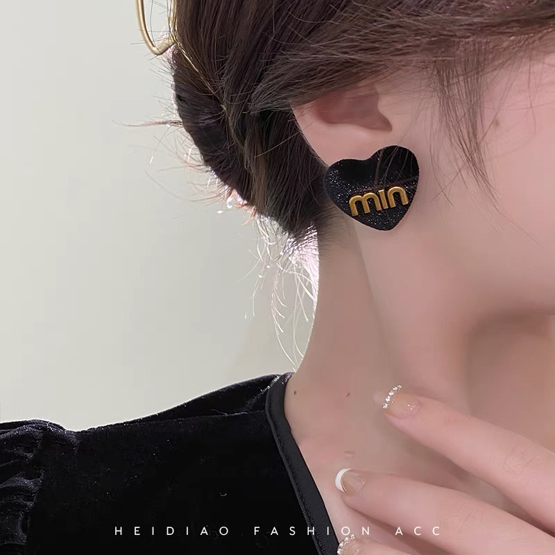 Anting Bentuk Hati Bahan Velvet Warna Hitam Gaya Retro Untuk Wanita