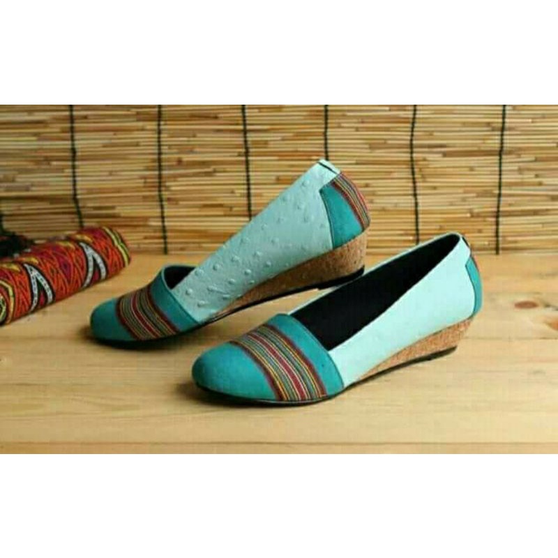 Sepatu Tenun Pabintik Toraja