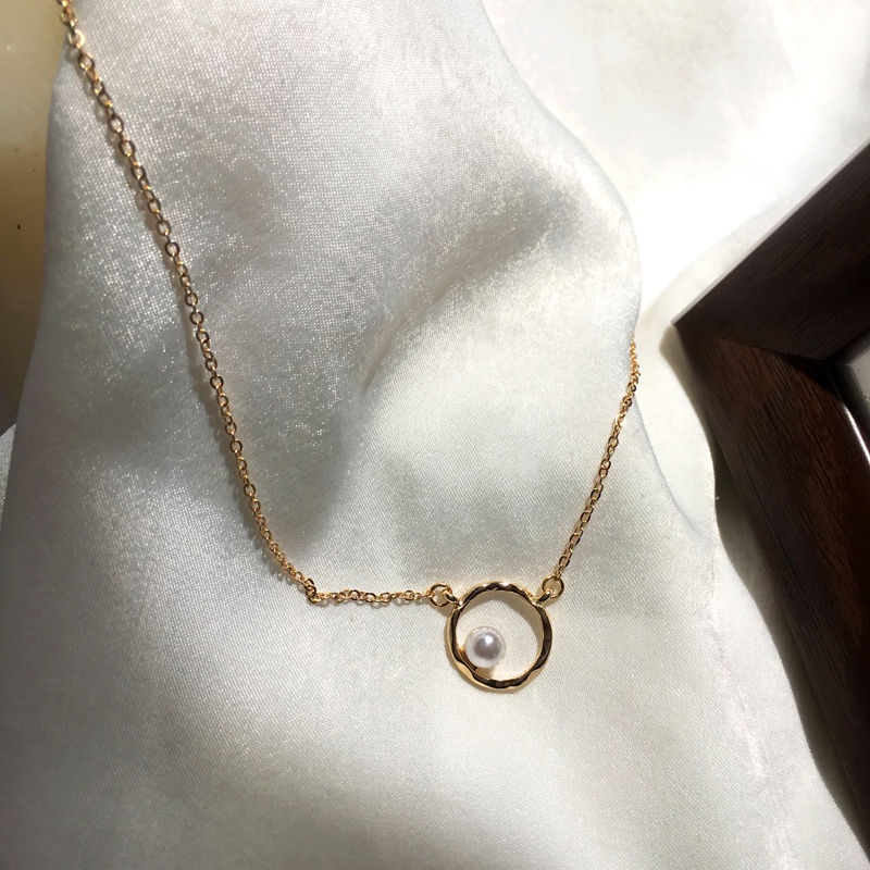 Suhao in elegan gaya Jepang dan Korea menembak jalan wanita lembut rantai tulang selangka temperamen geometris suasana putih kalung mutiara