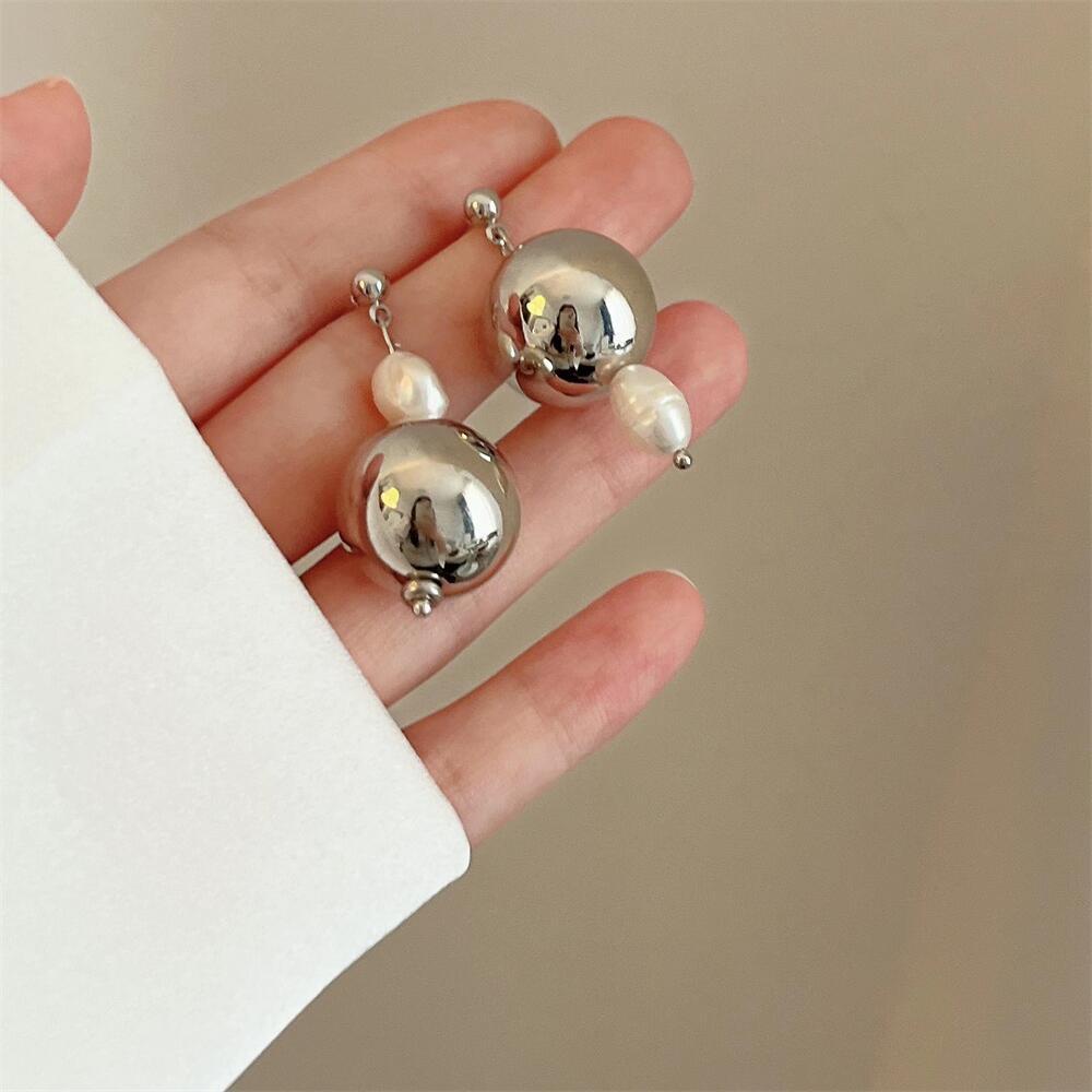 Anting Tusuk Gantung Bahan Metal Warna Silver Desain Bola Mutiara Gaya Jalanansimple Untuk Wanita