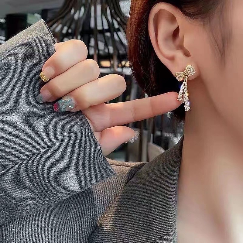 1 Pasang Anting Panjang Desain Pita Aksen Berlian Gaya Korea Untuk Wanita