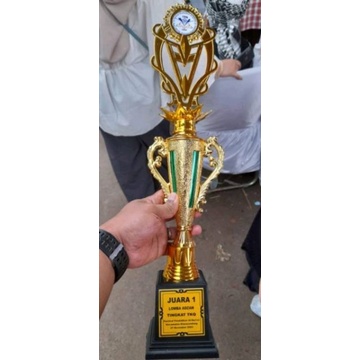 PIALA MAHKOTA GARIS