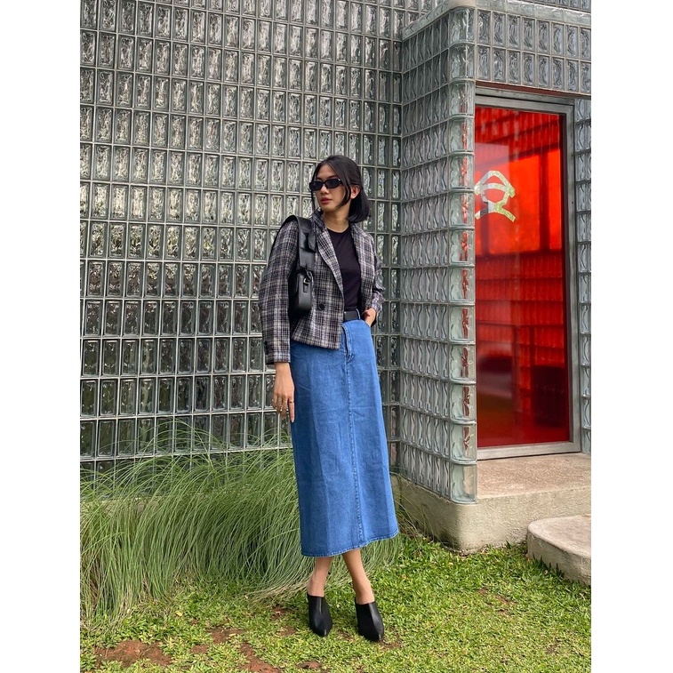 GIA MIDI SKIRT - Pakaian Wanita - Bawahan Wanita -  Rok Jeans -  Evolve Collection