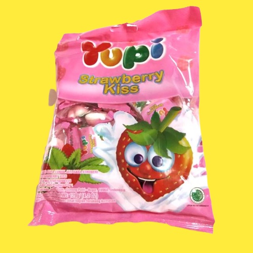 

( 1 pack ) ~ Permen Yupi Strawberry Kiss 120gr/kembang Gula