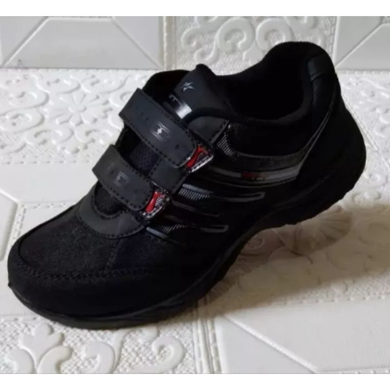 sepatu hitam polos pabrik.nyaman di kaki anak2 bahan bagus.