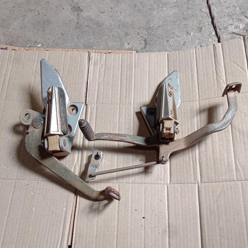 foot step depan set 2nd ori vixion old