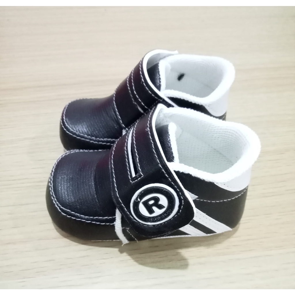 SEPATU BAYI SNEAKER