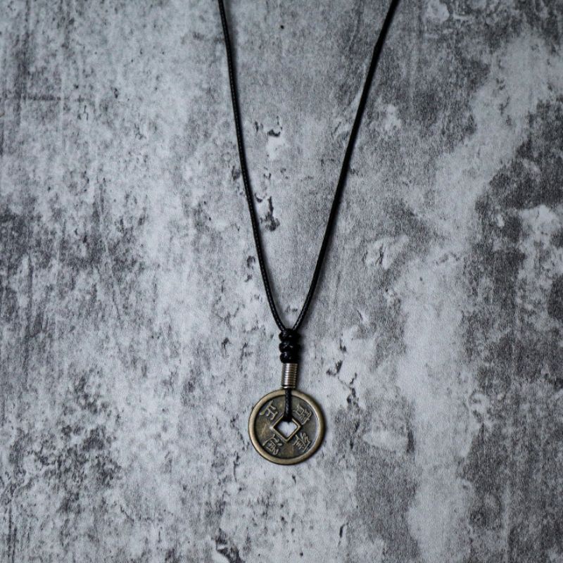 Kalung Tali Pria Wanita Bandul Liontin Koin Segitiga Deathly Hallow Logam Adjustable Premium Necklace Cowok Cewek Unisex