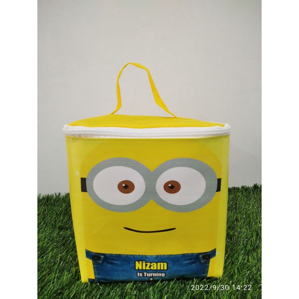 

[ 22x22x25 ]...TAS ULTAH ANAK / TAS ULANG TAHUN CUSTOM ANAK KARAKTER MINION / TAS KUBUS / launch box