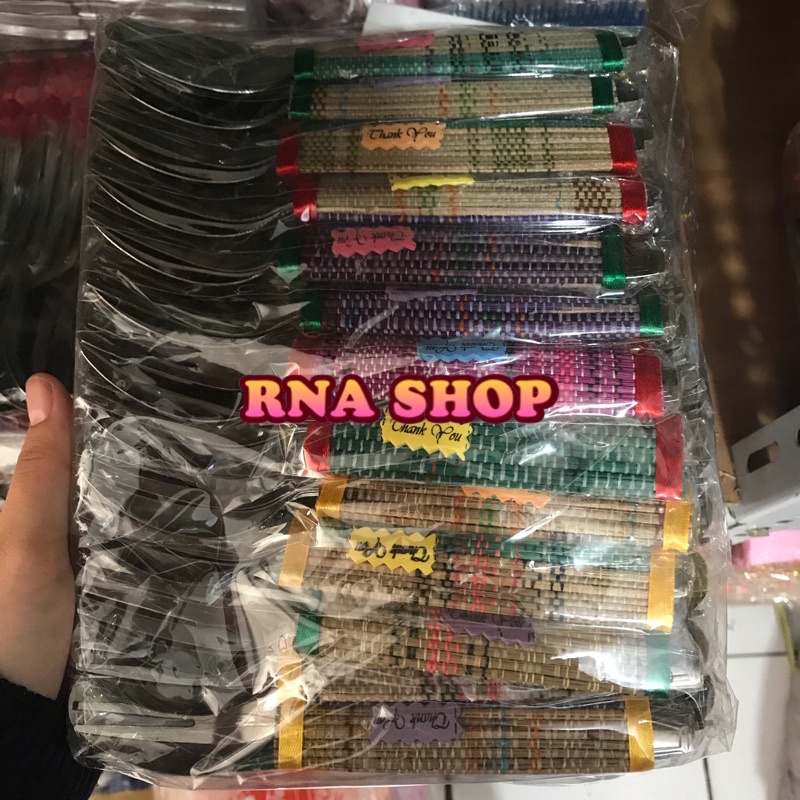 Souvenir Sendok Garpu Makan Bungkus Tikar Kemasan Plastik souvenir Pernikahan murah