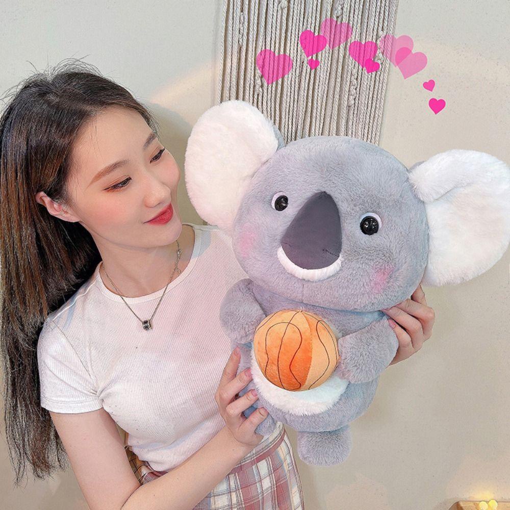 Nickolas1 Sport Koala Boneka Lucu Indah Kualitas Tinggi Simulasi Koala Beruang Boneka Mainan Menemani Boneka Memegang Bola Menghibur Plushie Boneka Boneka Boneka Boneka Binatang