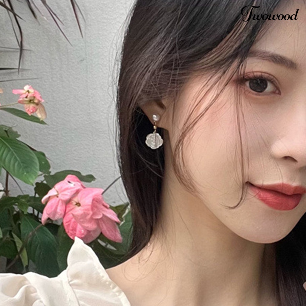 1 Pasang Anting Bentuk Bunga Camellia Aksen Mutiara Imitasi Bahan Alloy Untuk Wanita