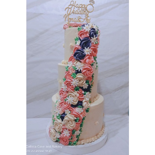 

Flower Cake Wedding 3 Tier / Buttercream Cake