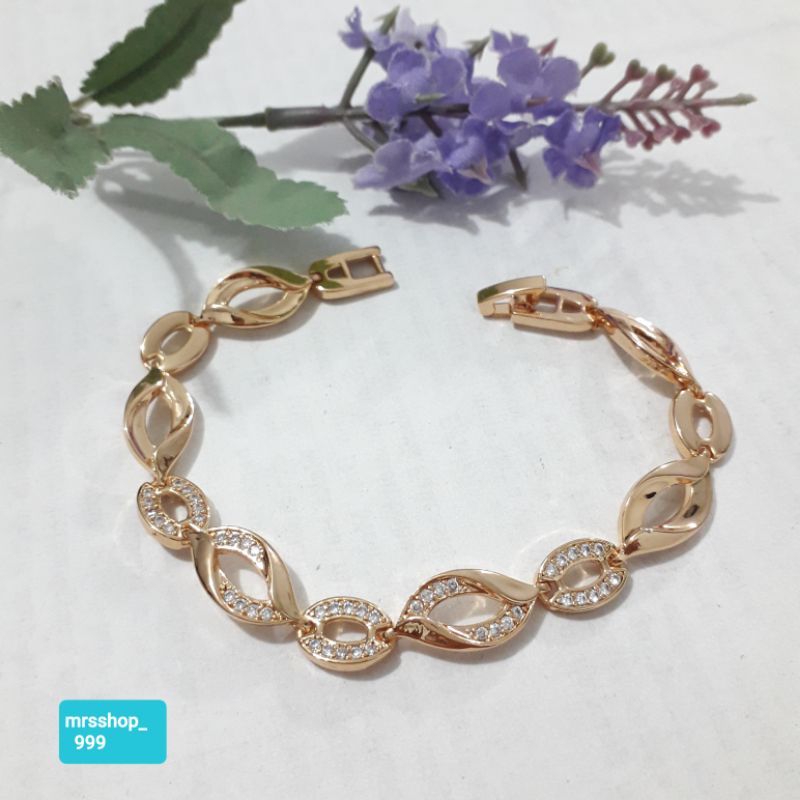 Gelang permata rantai tangan berdaun oval warna emas.