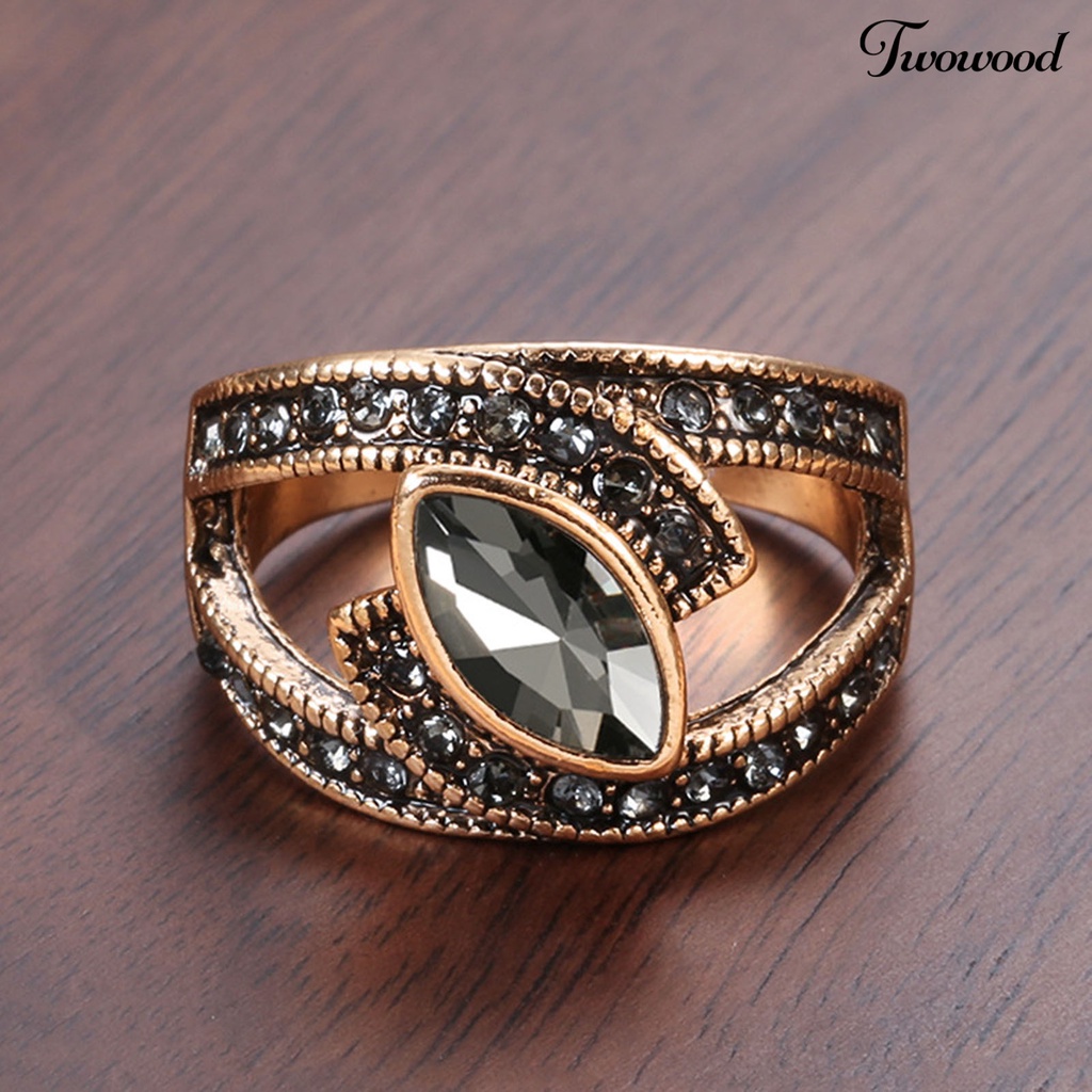 Cincin Wanita Model Hollow Out Bahan Cubic Zirconia Gaya Vintage Untuk Pernikahan