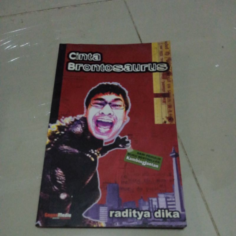 Cinta Brontosaurus Raditya dika.