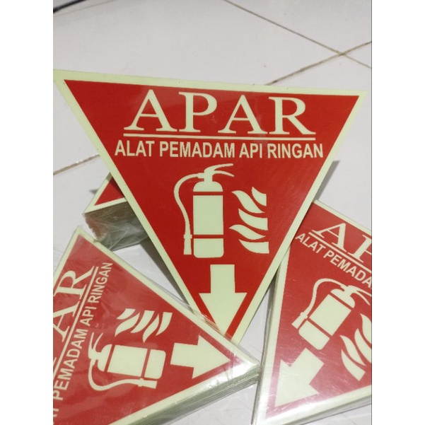 

STIKER SEGITIGA APAR( GLOW IN THE DARK )