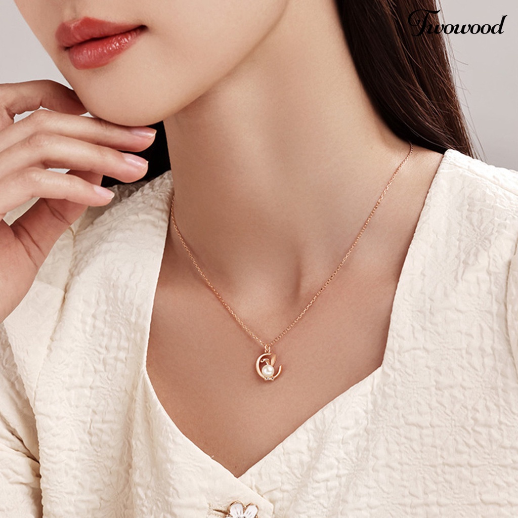 Twowood Wanita Kalung Elegan Dainty Slim Rantai Tinggi Mengkilap Mutiara Imitasi Bulan Kelinci Liontin Kalung Perhiasan Aksesoris