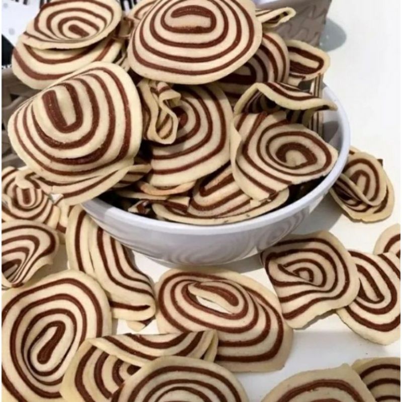 

Snack kuping gajah, kue contong warna rasa vanila