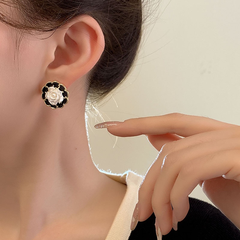Anting Wanita High-end Hitam Retro Cahaya Anting Mewah Temperamen Selebriti Internet Anting Niche Indah