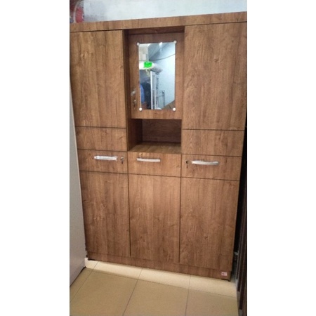 Lemari 3 pintu kaca tolet