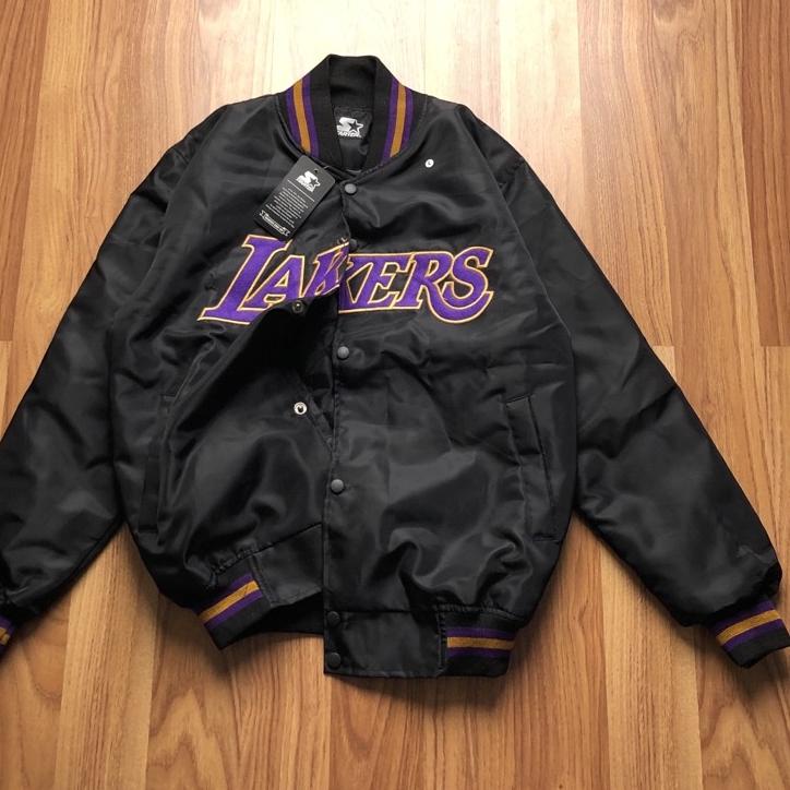 Menarik JAKET BOMBER VARSITY - LAKERS TEXT UNGU BORDIR HITAM TAG + LABEL JACKET